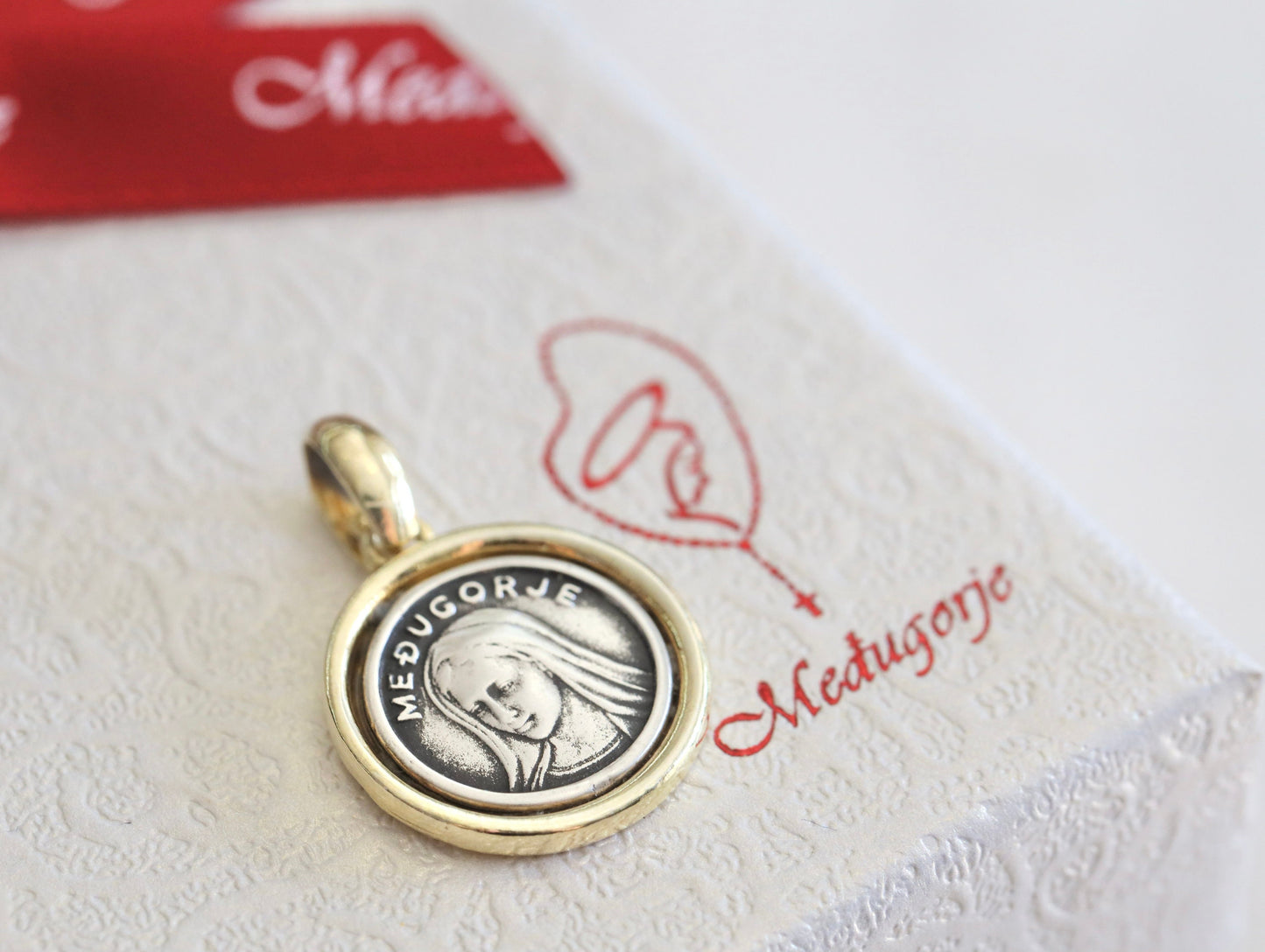 Medalla de Nuestra Señora de Medjugorje. Collar de Medjugorje, encanto de Medjugorje, medalla de plata de Medjugorje, medalla de la Virgen María, collar de María de Medjugorje