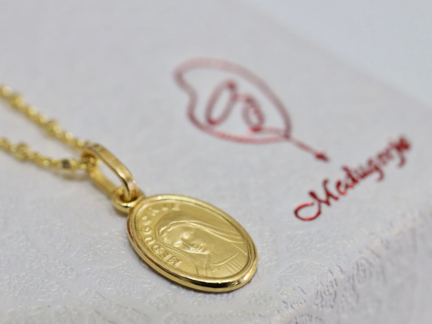 Medalla Nuestra Señora de Medjugorje, colgante Reina de la Paz, colgante miniatura Virgen María, plata de ley 925 chapada en oro, colgante minimalista
