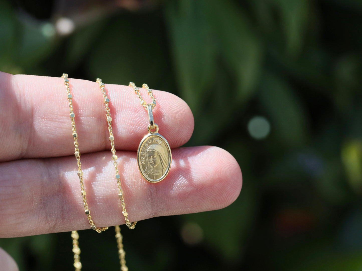 Medalla Nuestra Señora de Medjugorje, colgante Reina de la Paz, colgante miniatura Virgen María, plata de ley 925 chapada en oro, colgante minimalista