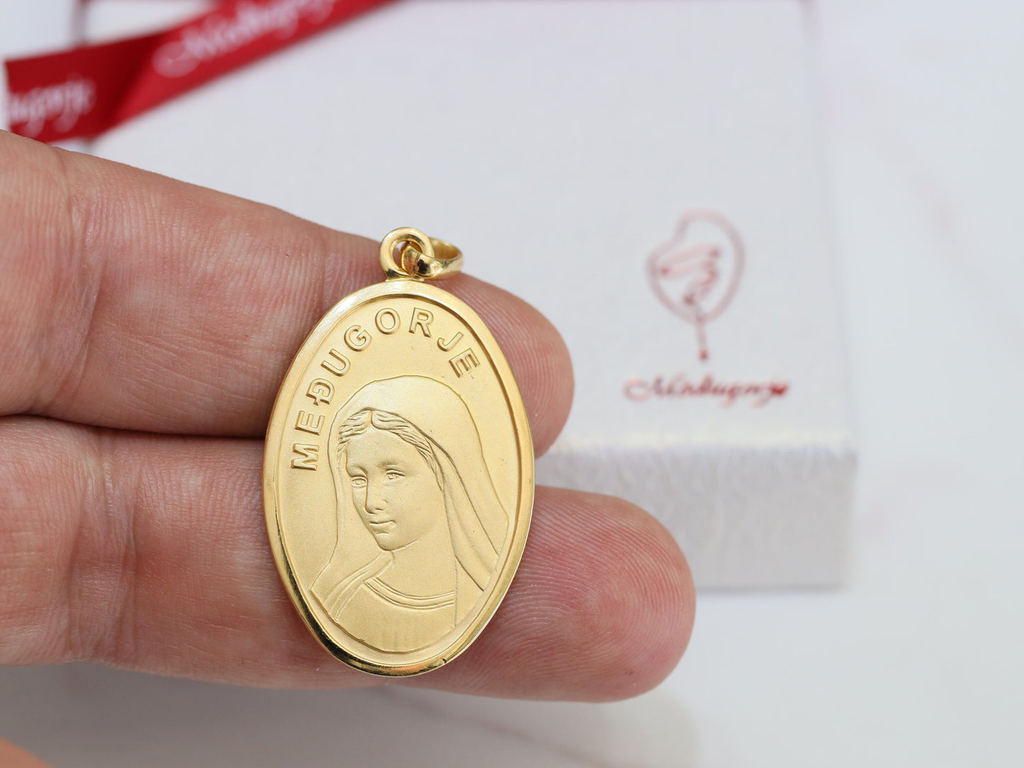 Colgante de collar de Nuestra Señora de Medjugorje chapado en oro de 18 quilates de plata de primera ley, colgante de 32 mm de la Virgen María de Medjugorje, collar de 18 pulgadas