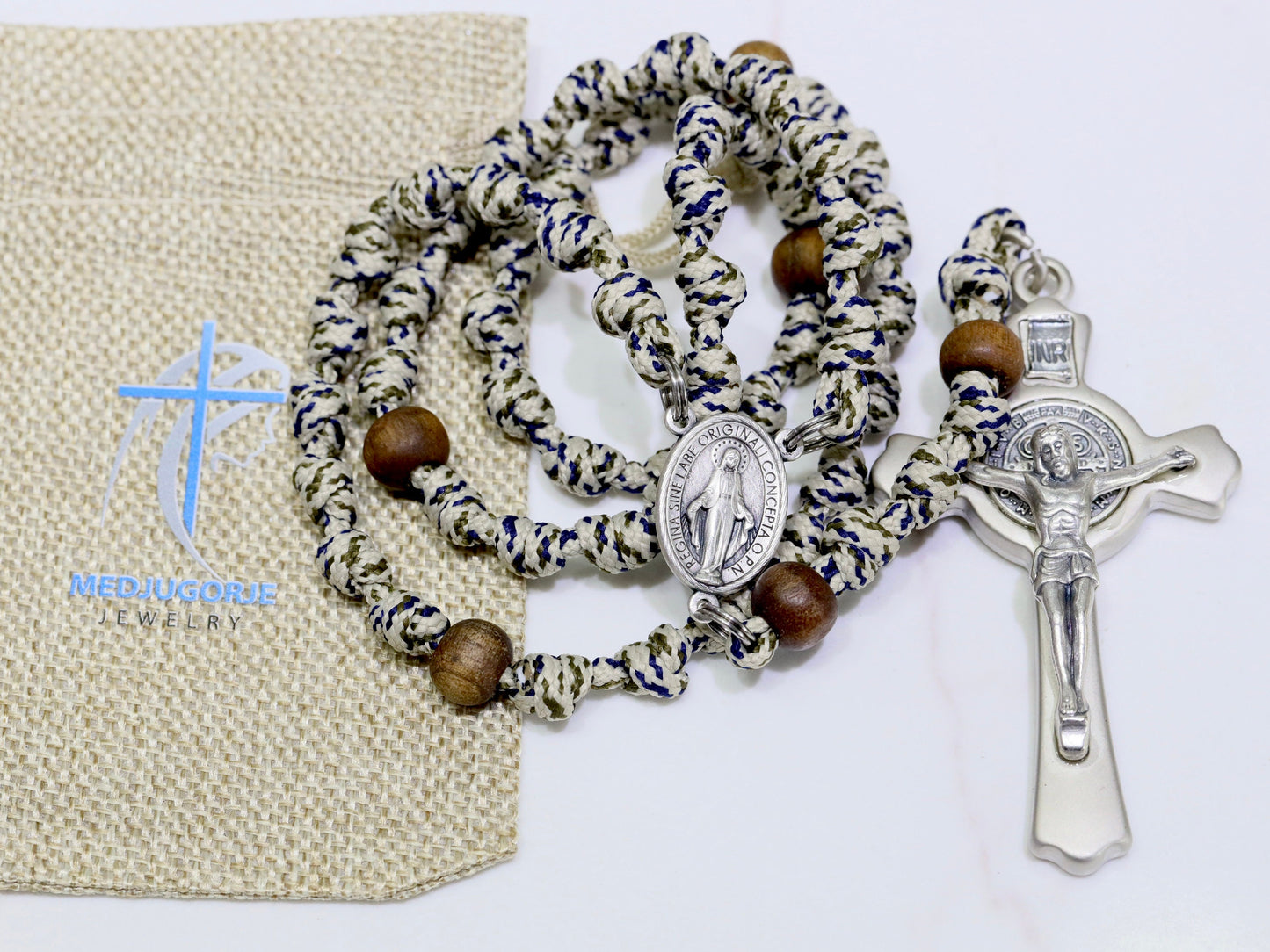 Rosario paracord, rosario guerrero, rosario con nudo de cuerda, rosario para hombre, rosario cruz de San Benito, rosario de madera, rosario católico milagroso