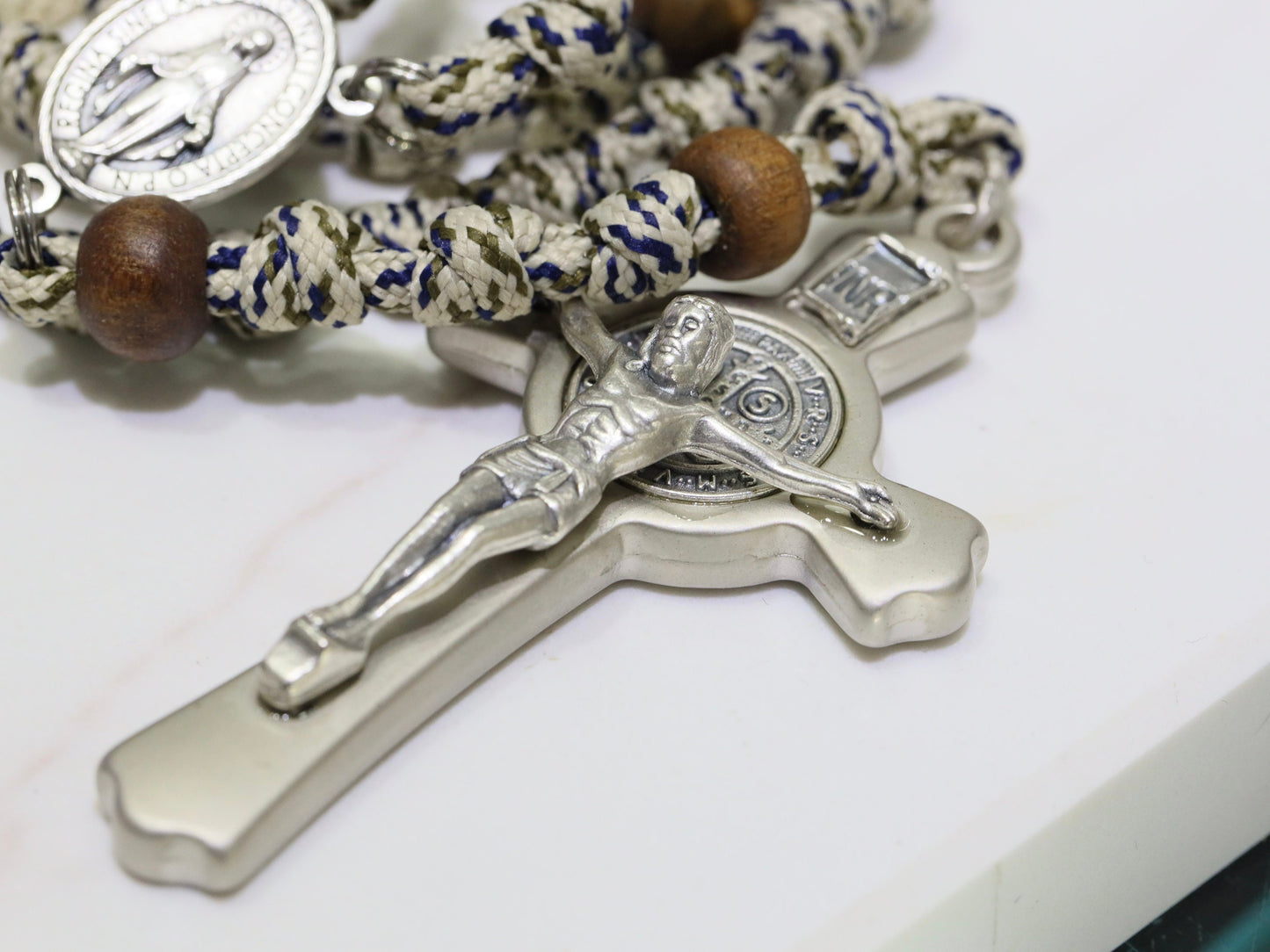 Rosario paracord, rosario guerrero, rosario con nudo de cuerda, rosario para hombre, rosario cruz de San Benito, rosario de madera, rosario católico milagroso