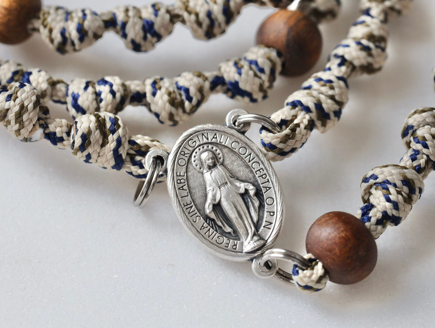Rosario paracord, rosario guerrero, rosario con nudo de cuerda, rosario para hombre, rosario cruz de San Benito, rosario de madera, rosario católico milagroso
