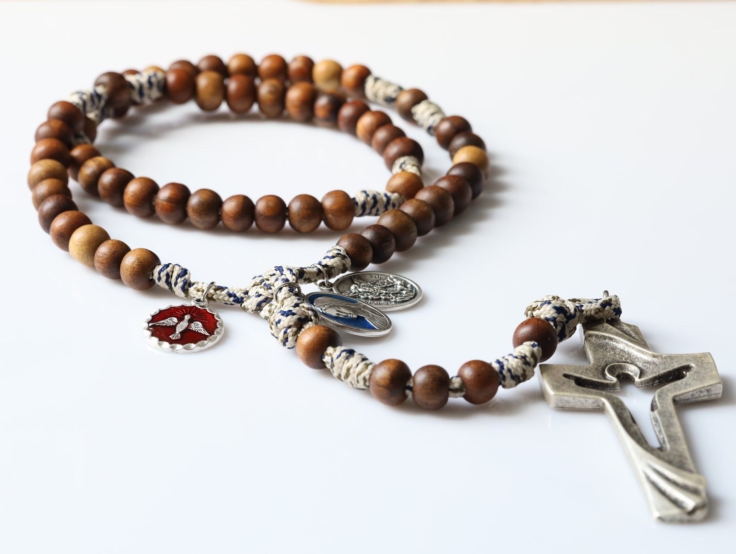 Rosario de madera, rosario de paracord, rosario hecho a mano, rosario para hombre, cruz Cristo Resucitado. Espíritu Santo, Divina Misericordia, Nuestra Señora, San Miguel