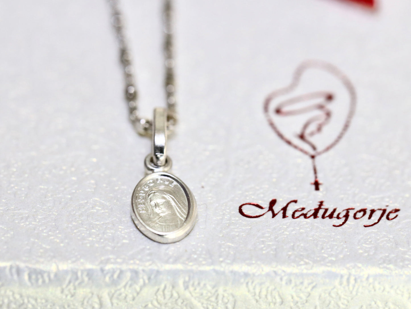 Miniatur-Medaille der Jungfrau Maria, Medjugorje-Medaille, Medaille der Königin des Friedens, Halskettenanhänger Unserer Lieben Frau aus Sterlingsilber 925, Anhänger für junge Mädchen