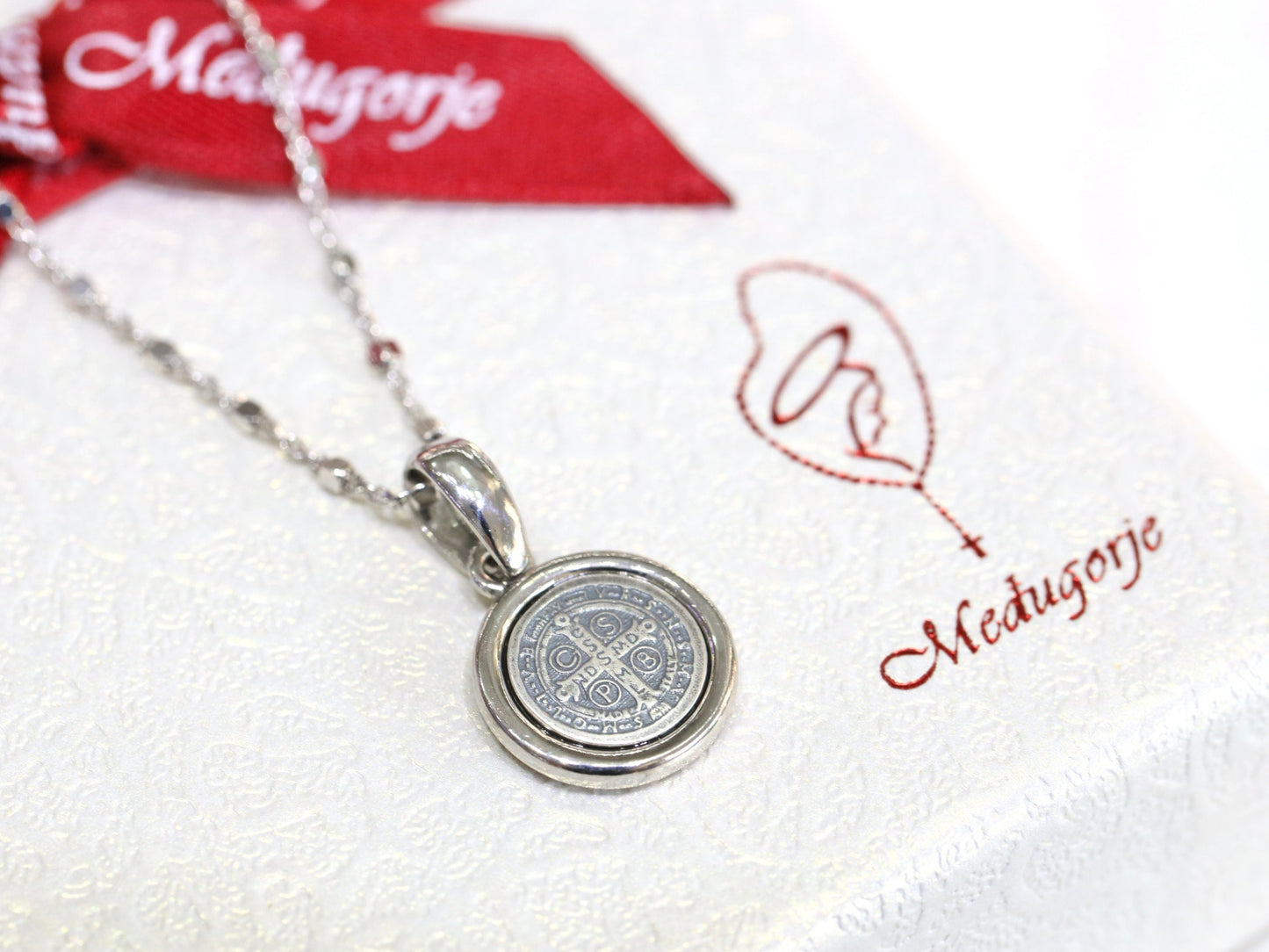 Collar de San Benito, colgante de San Benito, colgante redondo de plata de ley, medalla vintage con cruz de San Benito, collar de medalla en miniatura