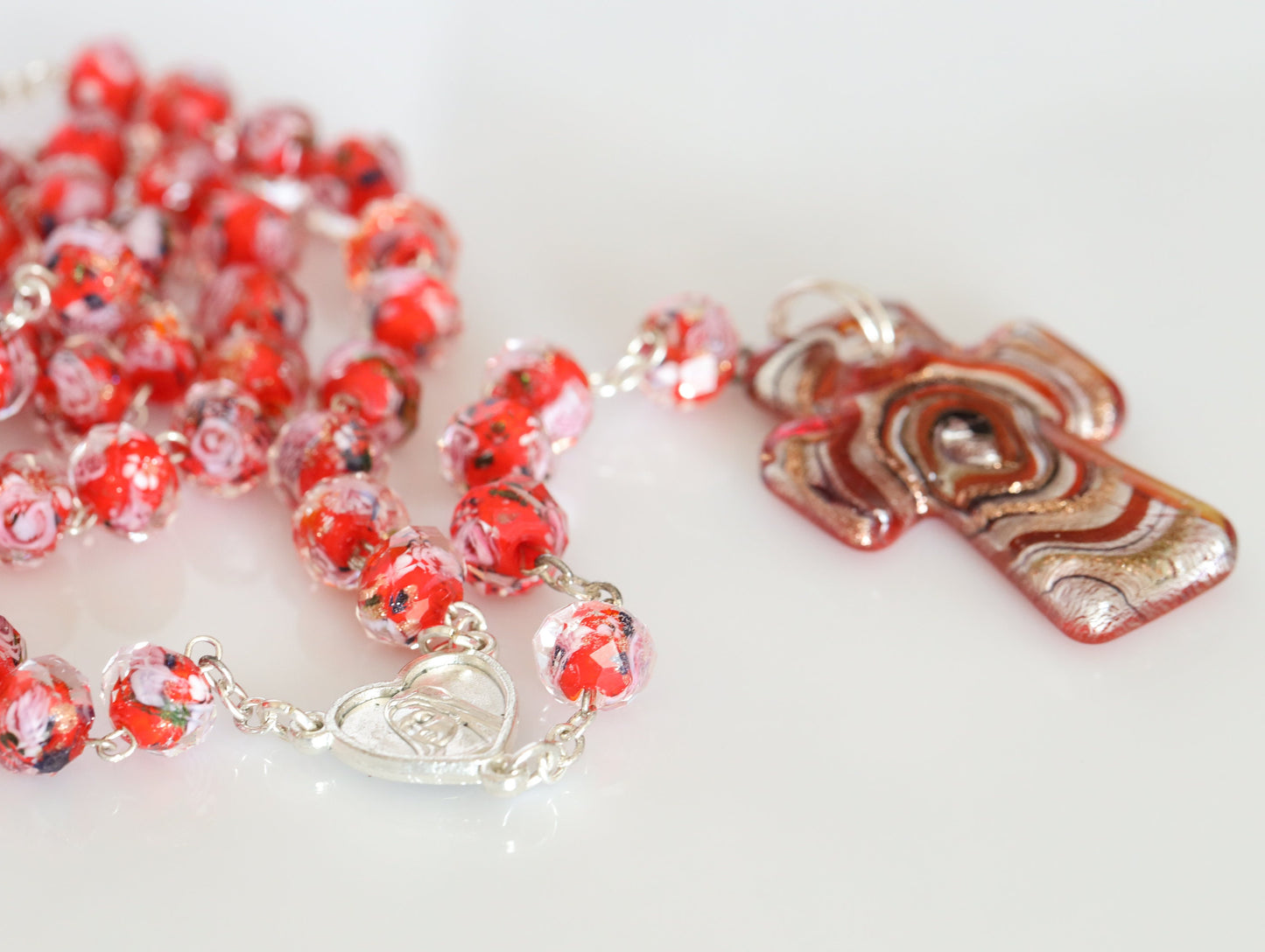 Rosario de Murano, cristal de murano rojo, rosario floral, rosario de rosas, rosario de Medjugorje, rosario hecho a mano, rosario de cristal enfrentado