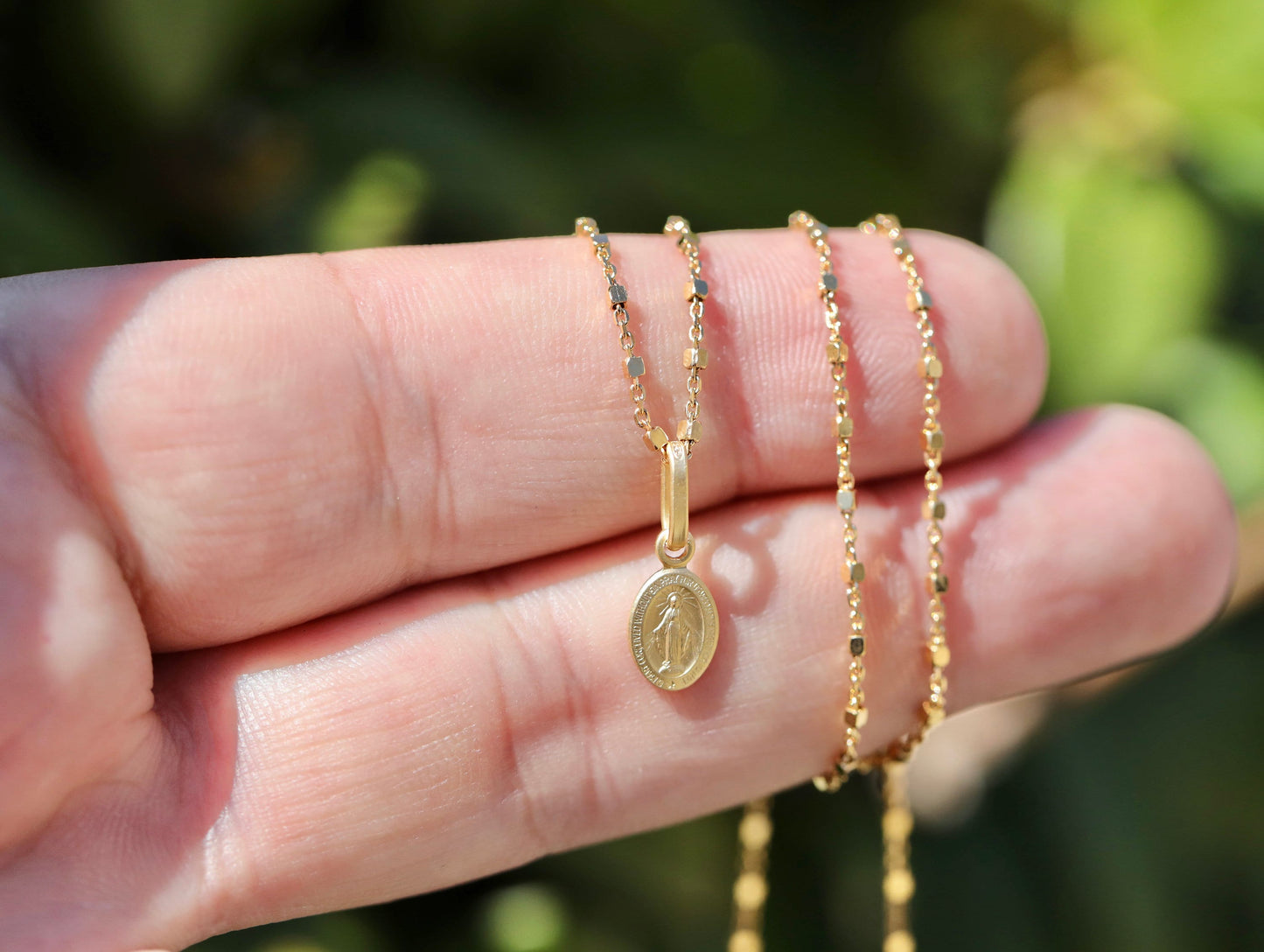 Plata de primera ley chapada en oro de 18 kt delicada Medalla Milagrosa, Medalla en miniatura de Nuestra Señora de Gracia llena de oro, Medalla Milagrosa de Medjugorje