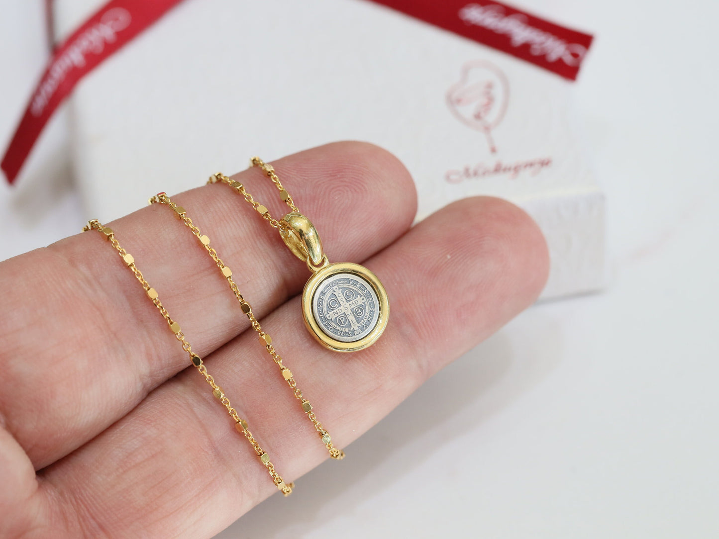 Medalla de San Benito, colgante de San Benito en miniatura, delicado collar de plata de ley 925 chapado en oro, colgante minimalista, colgante para adolescentes
