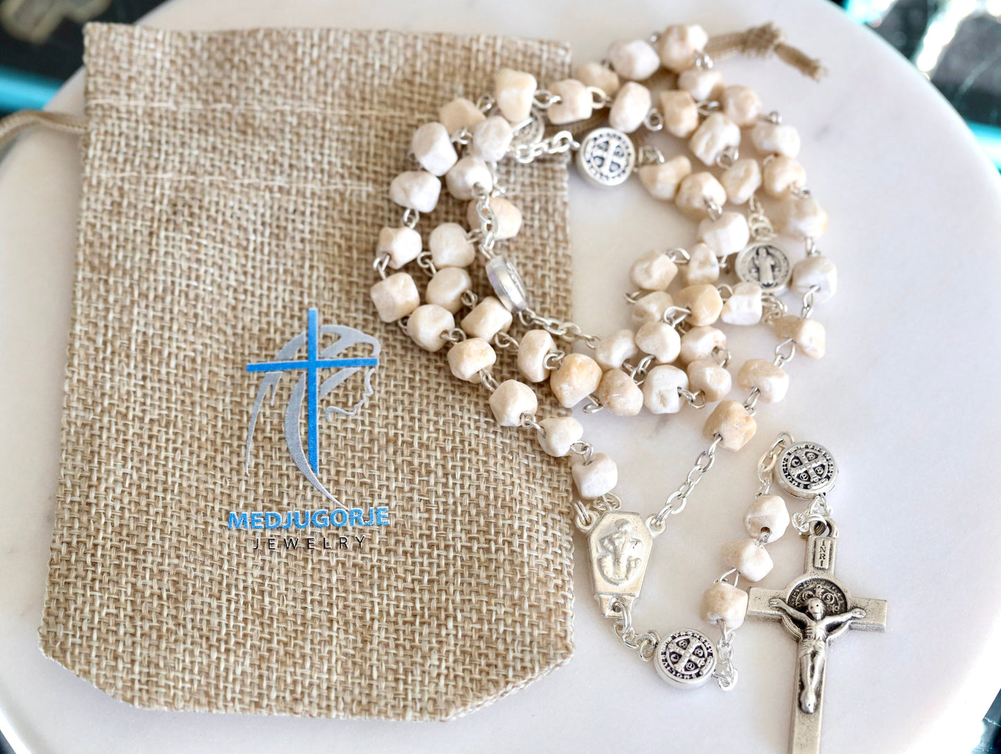 Rosario de piedra, rosario de Medjugorje, rosario de rocas de Medjugorje, cruz de San Benito, rosario con tierra de la Colina de las Apariciones, cuentas del rosario Reina de la Paz