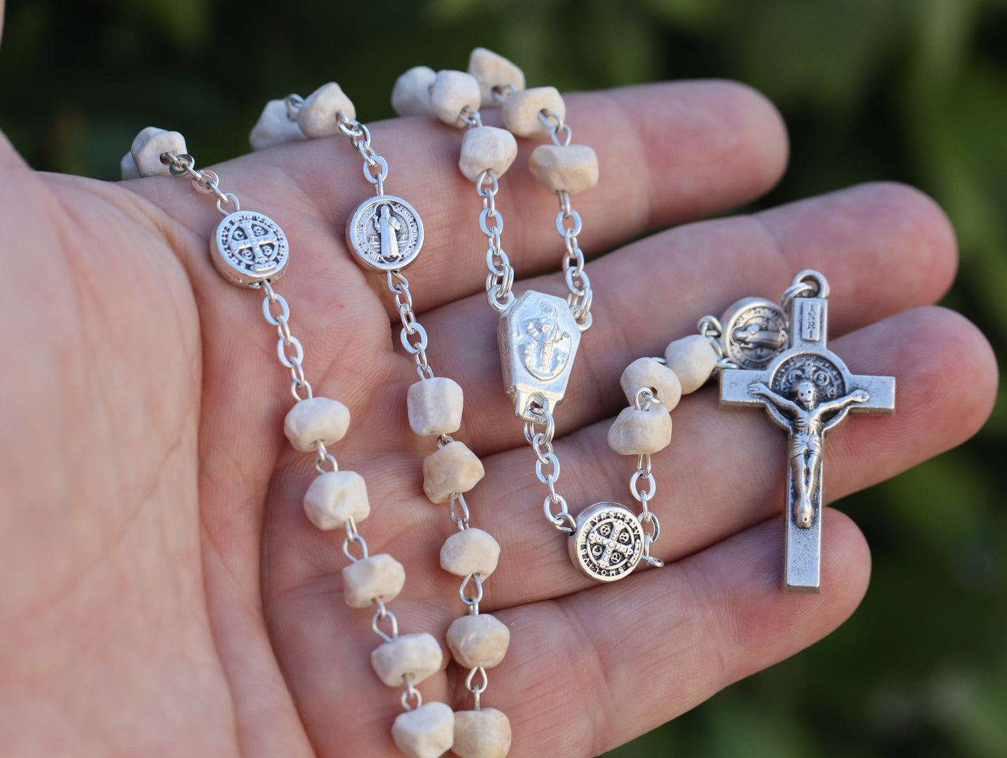 Rosario de piedra, rosario de Medjugorje, rosario de rocas de Medjugorje, cruz de San Benito, rosario con tierra de la Colina de las Apariciones, cuentas del rosario Reina de la Paz