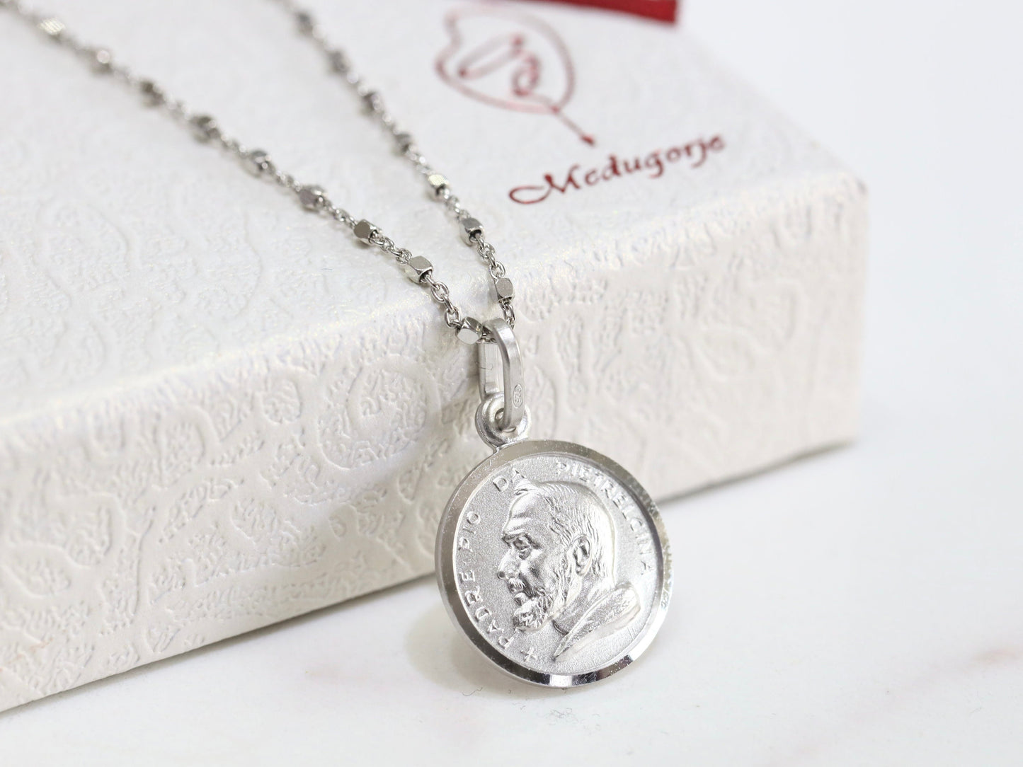 Medalla de plata de ley 925 Padre Pío de Pietrelcina collar colgante, colgante de santo católico, medalla de plata del Santo Padre Pío de Pietrelcina