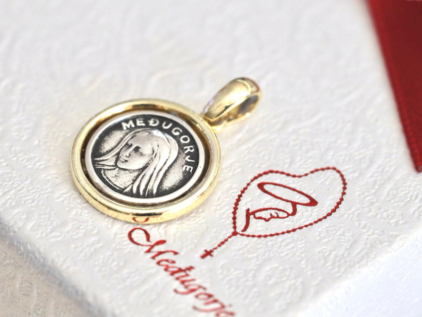 Medalla de Nuestra Señora de Medjugorje. Collar de Medjugorje, encanto de Medjugorje, medalla de plata de Medjugorje, medalla de la Virgen María, collar de María de Medjugorje