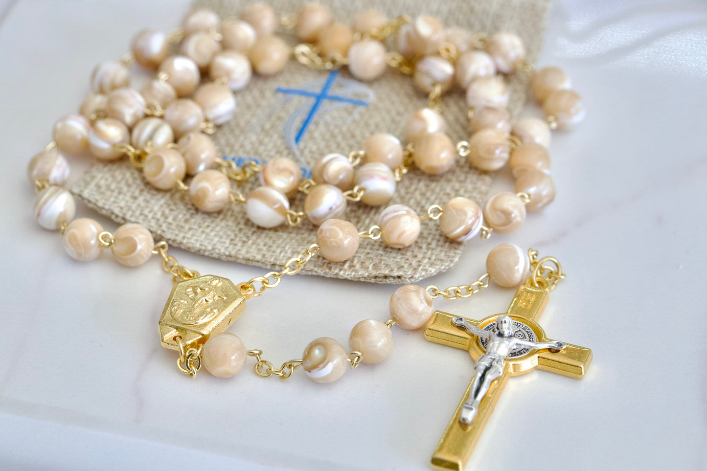 Rosario Reina de la Paz, rosario de nácar, rosario hecho con concha, rosario de tierra de Medjugorje, rosario de tierra de reliquia, rosario de cruz de San Benito