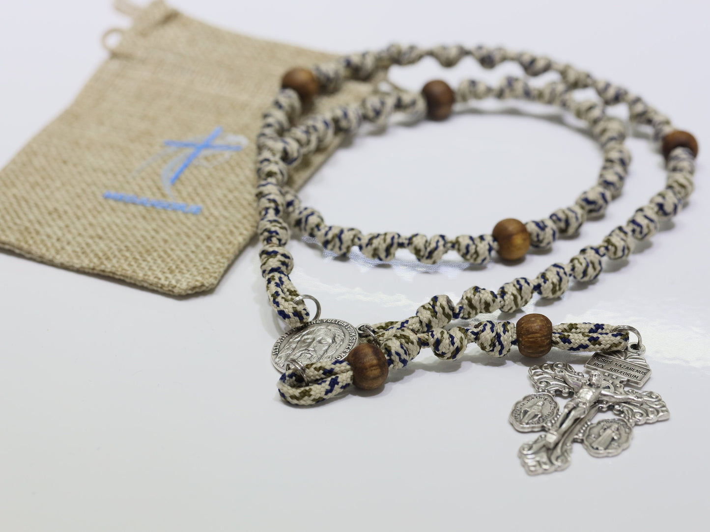 Rosario paracord, rosario guerrero, rosario de la Santa Faz, rosario cruzado del perdón, rosario paracord hecho a mano con pieza central de la cara de Jesús, madera de nogal