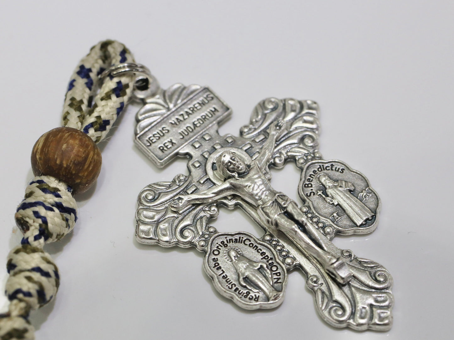 Rosario paracord, rosario guerrero, rosario de la Santa Faz, rosario cruzado del perdón, rosario paracord hecho a mano con pieza central de la cara de Jesús, madera de nogal