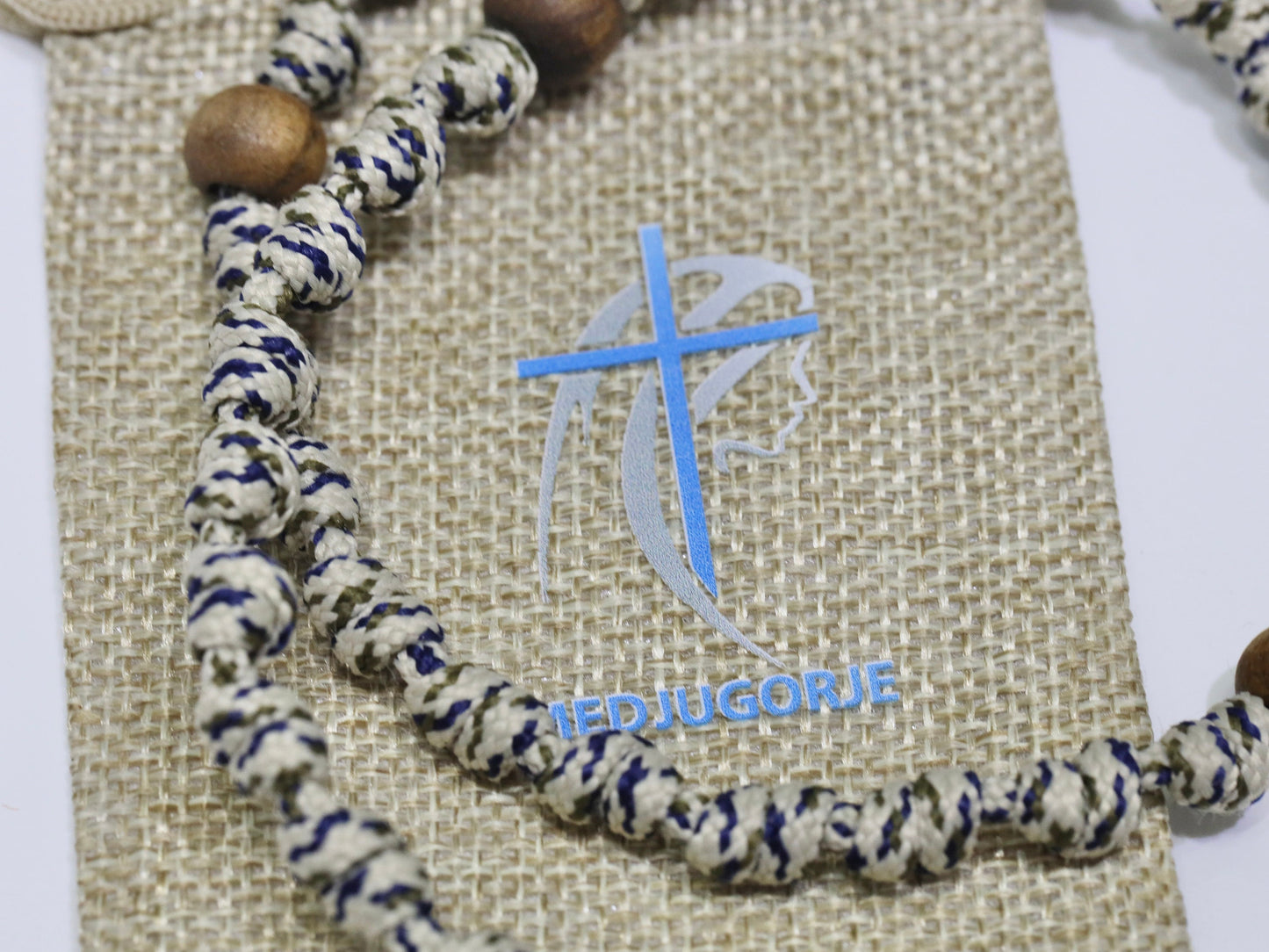 Rosario paracord, rosario guerrero, rosario de la Santa Faz, rosario cruzado del perdón, rosario paracord hecho a mano con pieza central de la cara de Jesús, madera de nogal