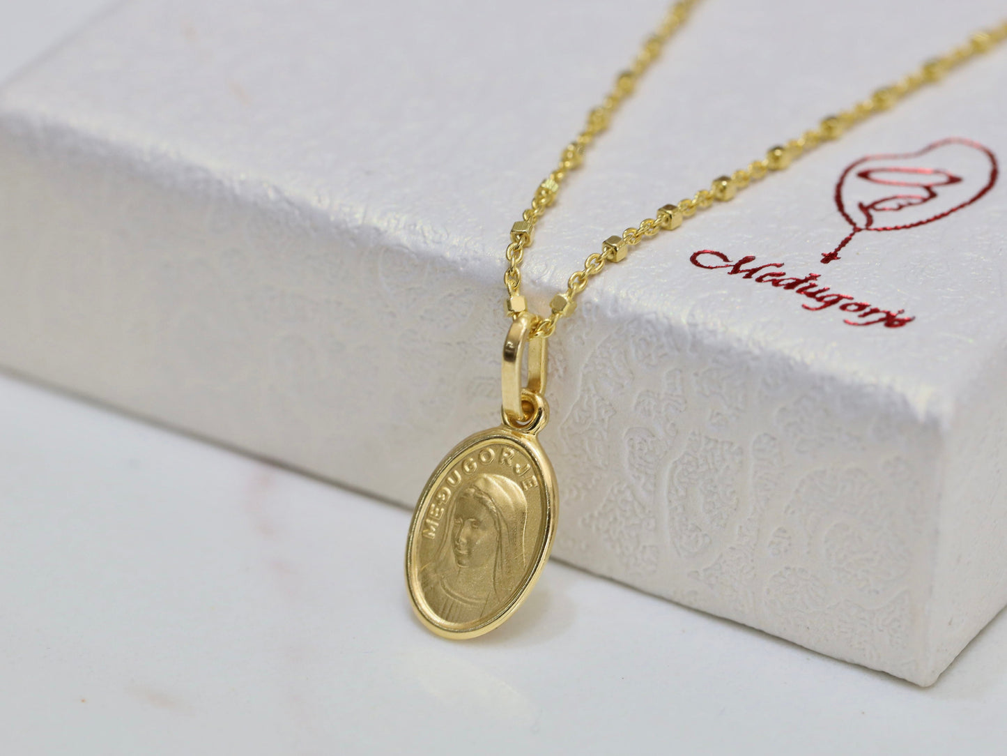 Medalla Nuestra Señora de Medjugorje, colgante Reina de la Paz, colgante miniatura Virgen María, plata de ley 925 chapada en oro, colgante minimalista