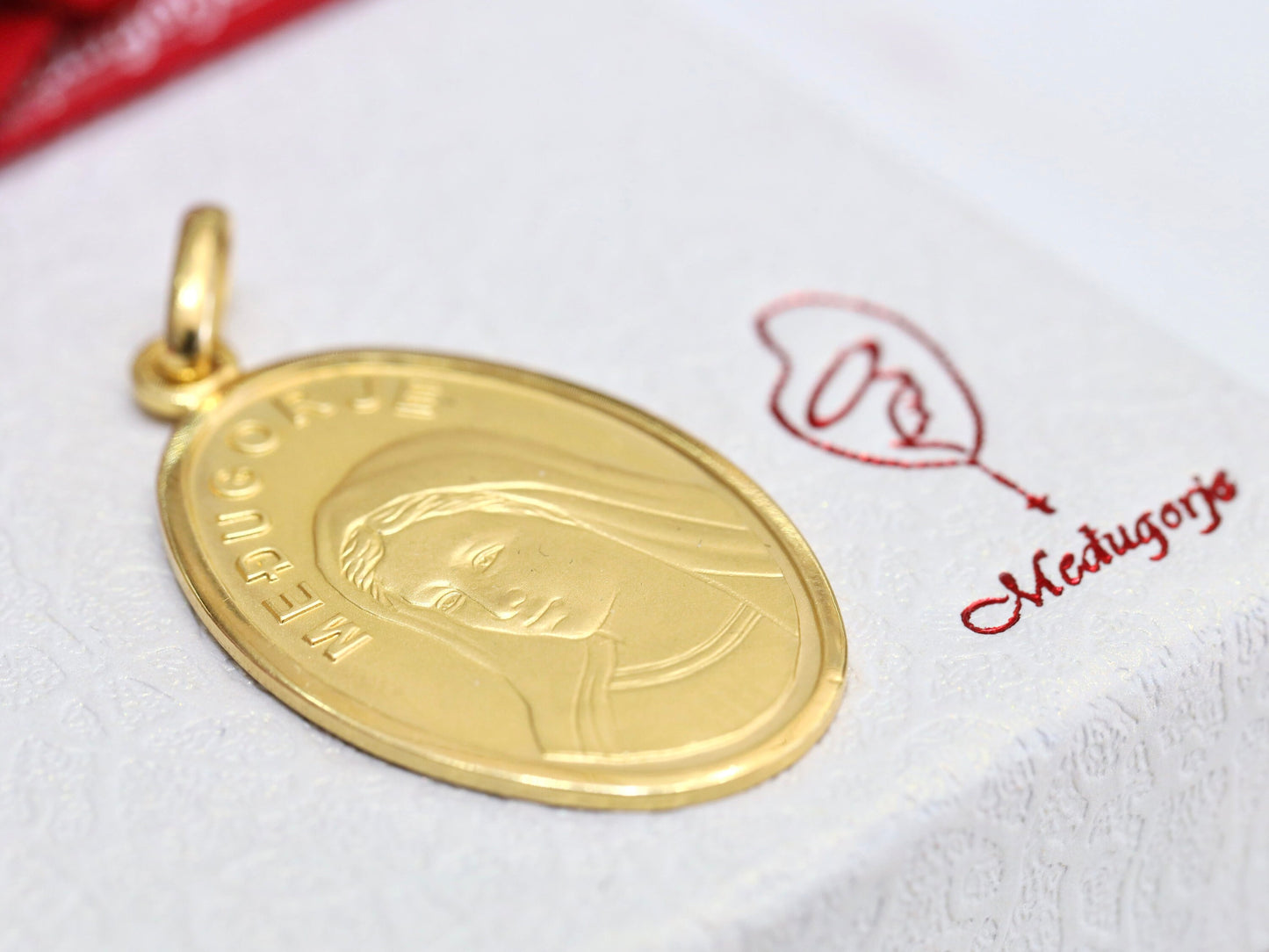 Colgante de collar de Nuestra Señora de Medjugorje chapado en oro de 18 quilates de plata de primera ley, colgante de 32 mm de la Virgen María de Medjugorje, collar de 18 pulgadas