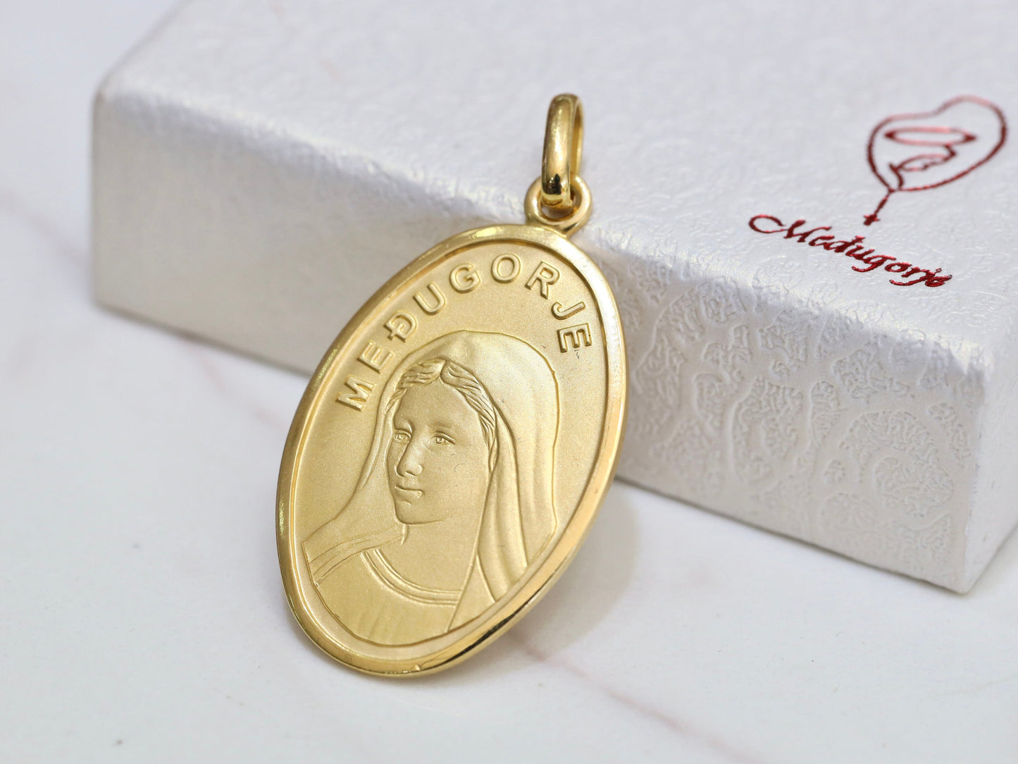 Colgante de collar de Nuestra Señora de Medjugorje chapado en oro de 18 quilates de plata de primera ley, colgante de 32 mm de la Virgen María de Medjugorje, collar de 18 pulgadas