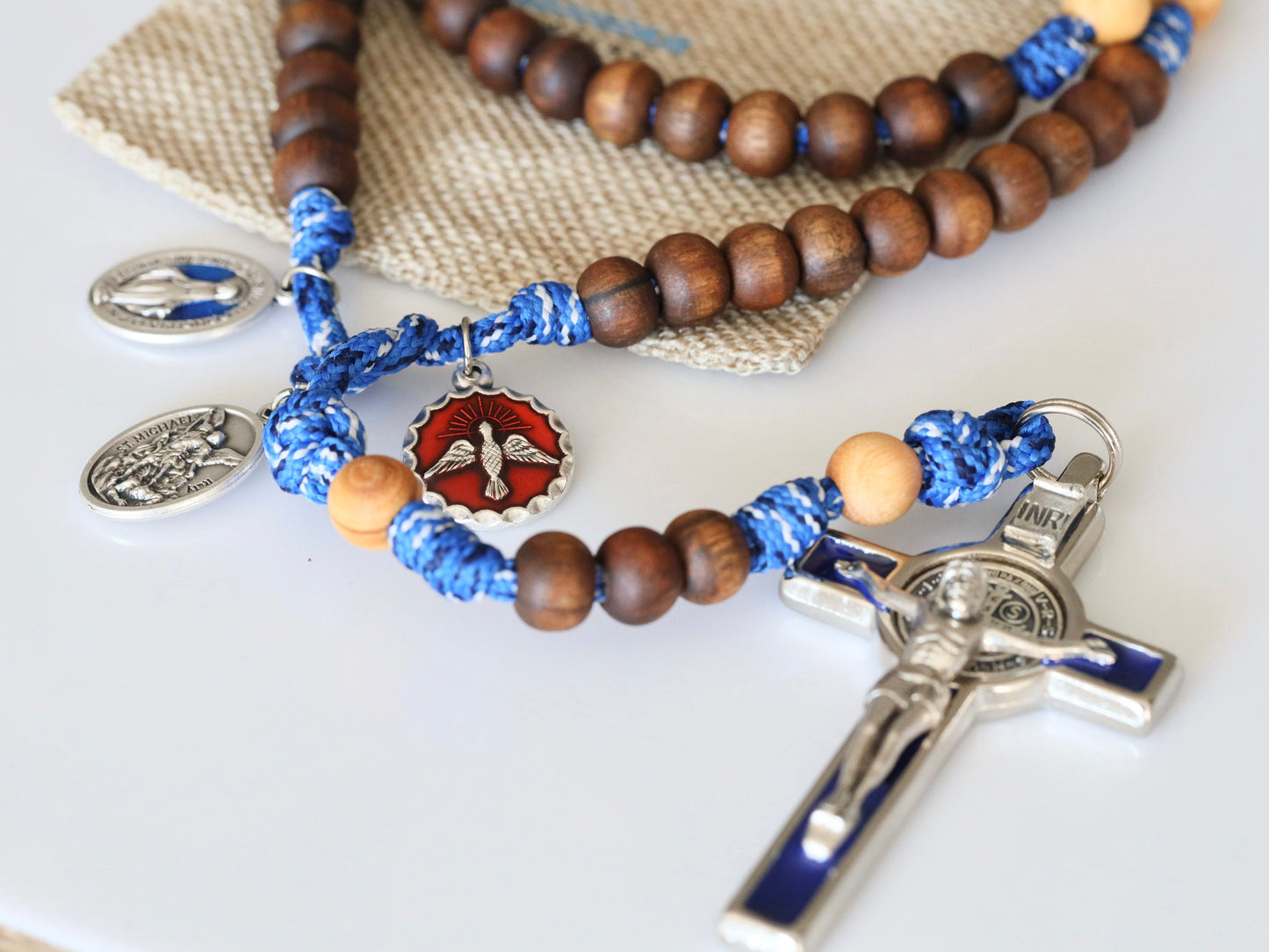 Rosario paracord, rosario guerrero, rosario de madera, crucifijo de San Benito, rosario costum hecho a mano, Medalla Milagrosa, Espíritu Santo, San Miguel