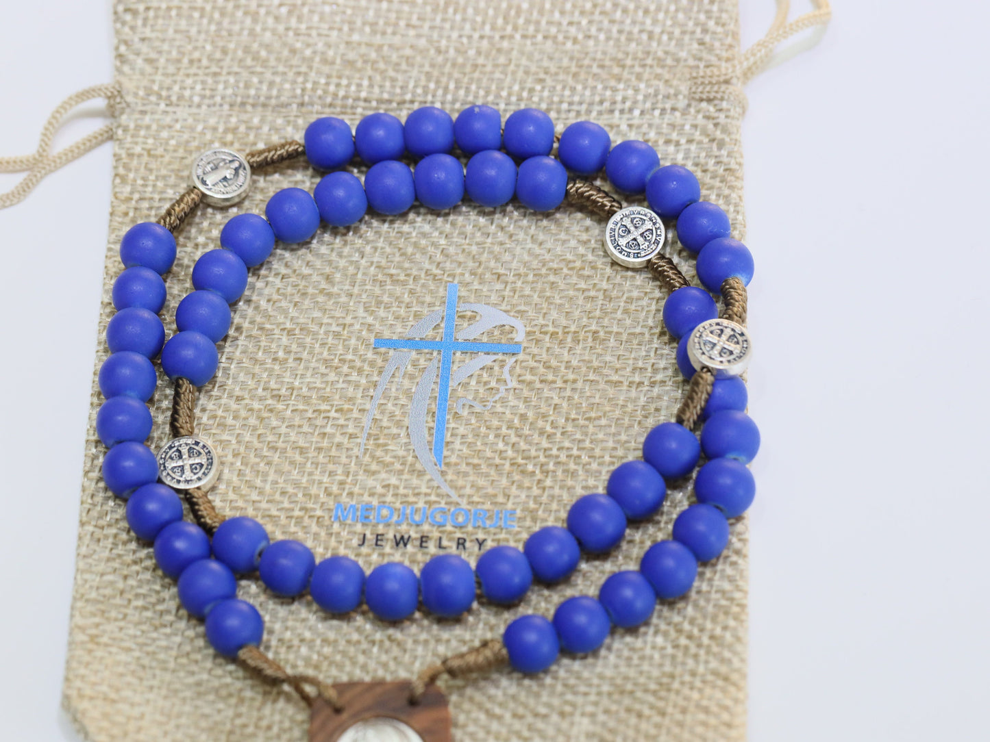Rosario de madera de Medjugorje, centro de mesa y cruz de vestuario, rosario de cuentas azules pastel de Medjugorje, medalla de madera de olivo y cuentas de rosario cruzado
