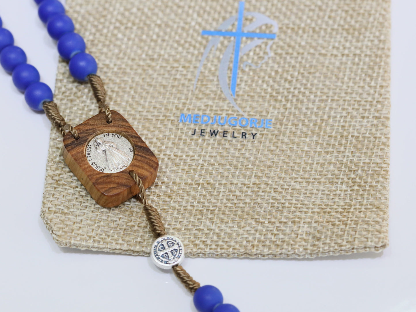 Rosario de madera de Medjugorje, centro de mesa y cruz de vestuario, rosario de cuentas azules pastel de Medjugorje, medalla de madera de olivo y cuentas de rosario cruzado