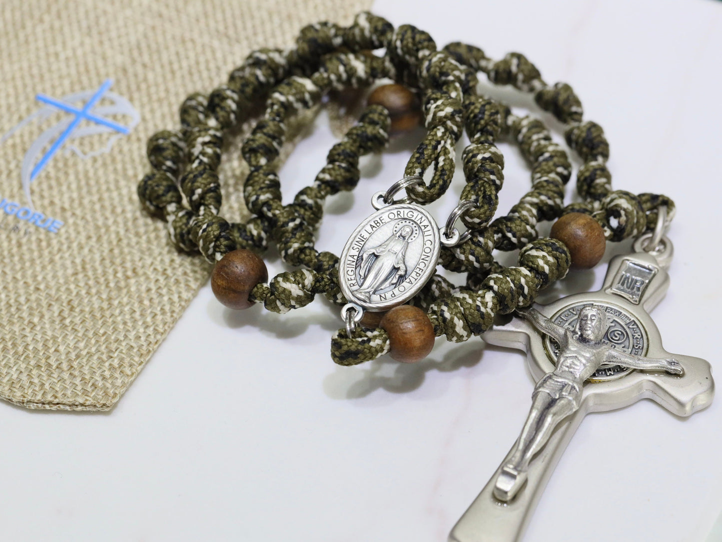 Rosario paracord, lechos de rosario guerrero, rosario de cordón militar hecho a mano, rosario para hombre, rosario cruz de San Benito, rosario de cordón verde
