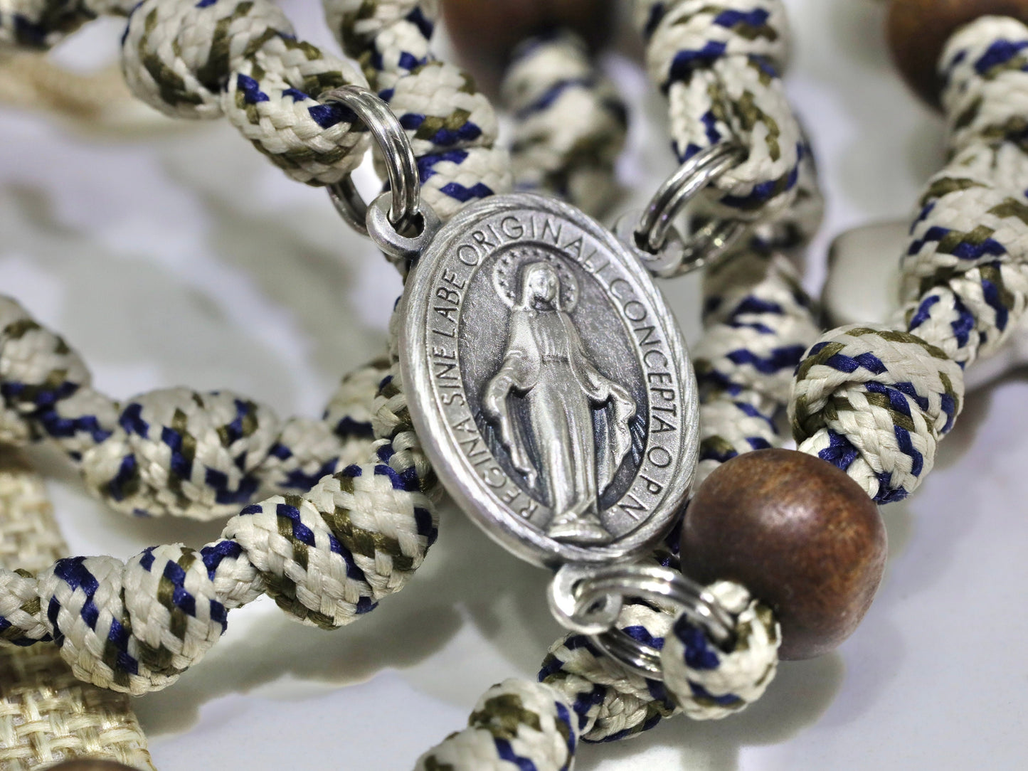 Rosario paracord, rosario guerrero, rosario con nudo de cuerda, rosario para hombre, rosario cruz de San Benito, rosario de madera, rosario católico milagroso