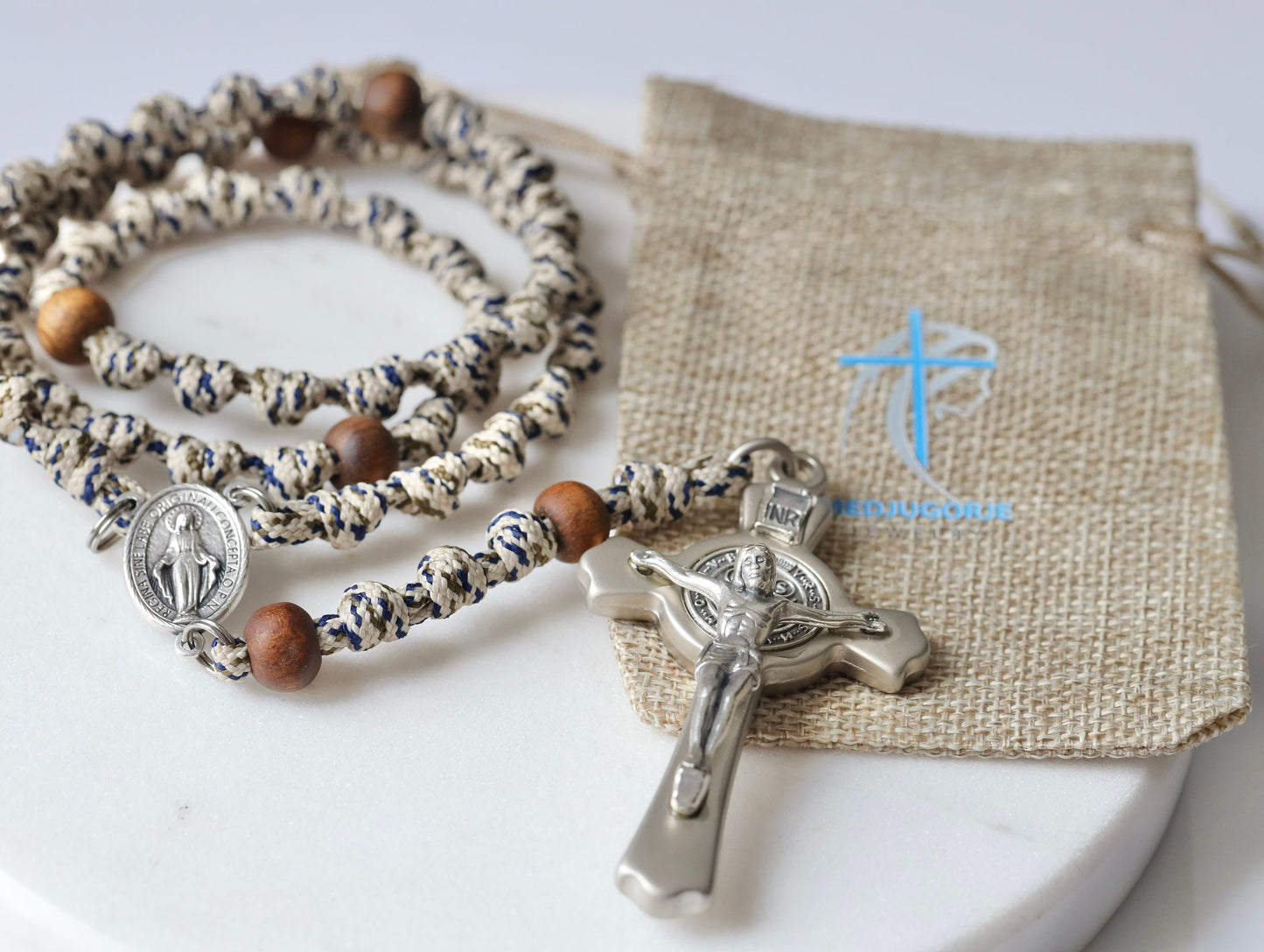 Rosario paracord, rosario guerrero, rosario con nudo de cuerda, rosario para hombre, rosario cruz de San Benito, rosario de madera, rosario católico milagroso