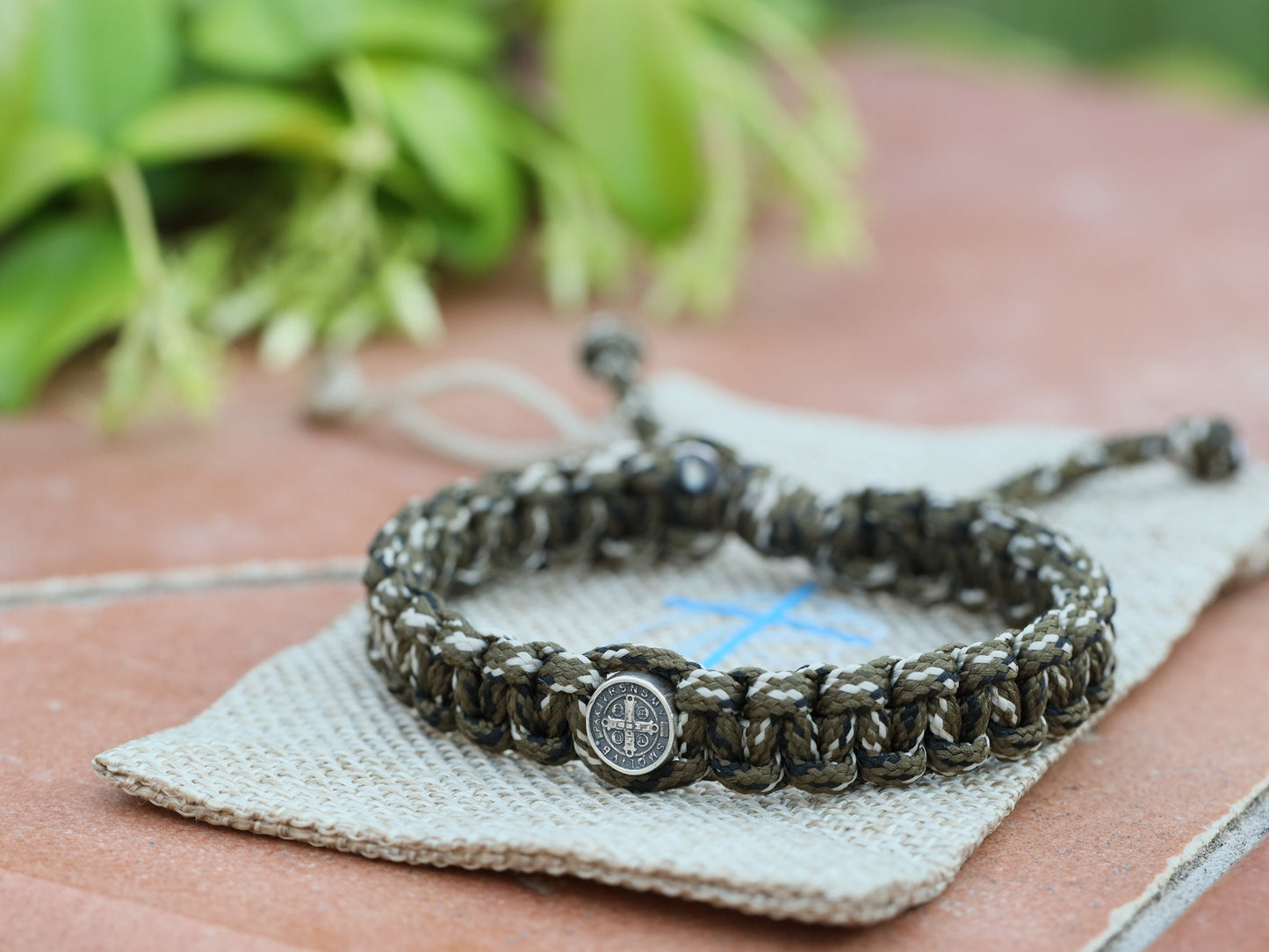 Pulsera paracord de San Benito, pulsera táctica de San Benito, plata de ley 925, pulsera de macramé de cuerda paracord, pulsera de supervivencia para hombre