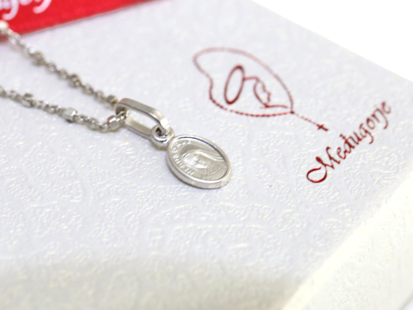 Miniatur-Medaille der Jungfrau Maria, Medjugorje-Medaille, Medaille der Königin des Friedens, Halskettenanhänger Unserer Lieben Frau aus Sterlingsilber 925, Anhänger für junge Mädchen
