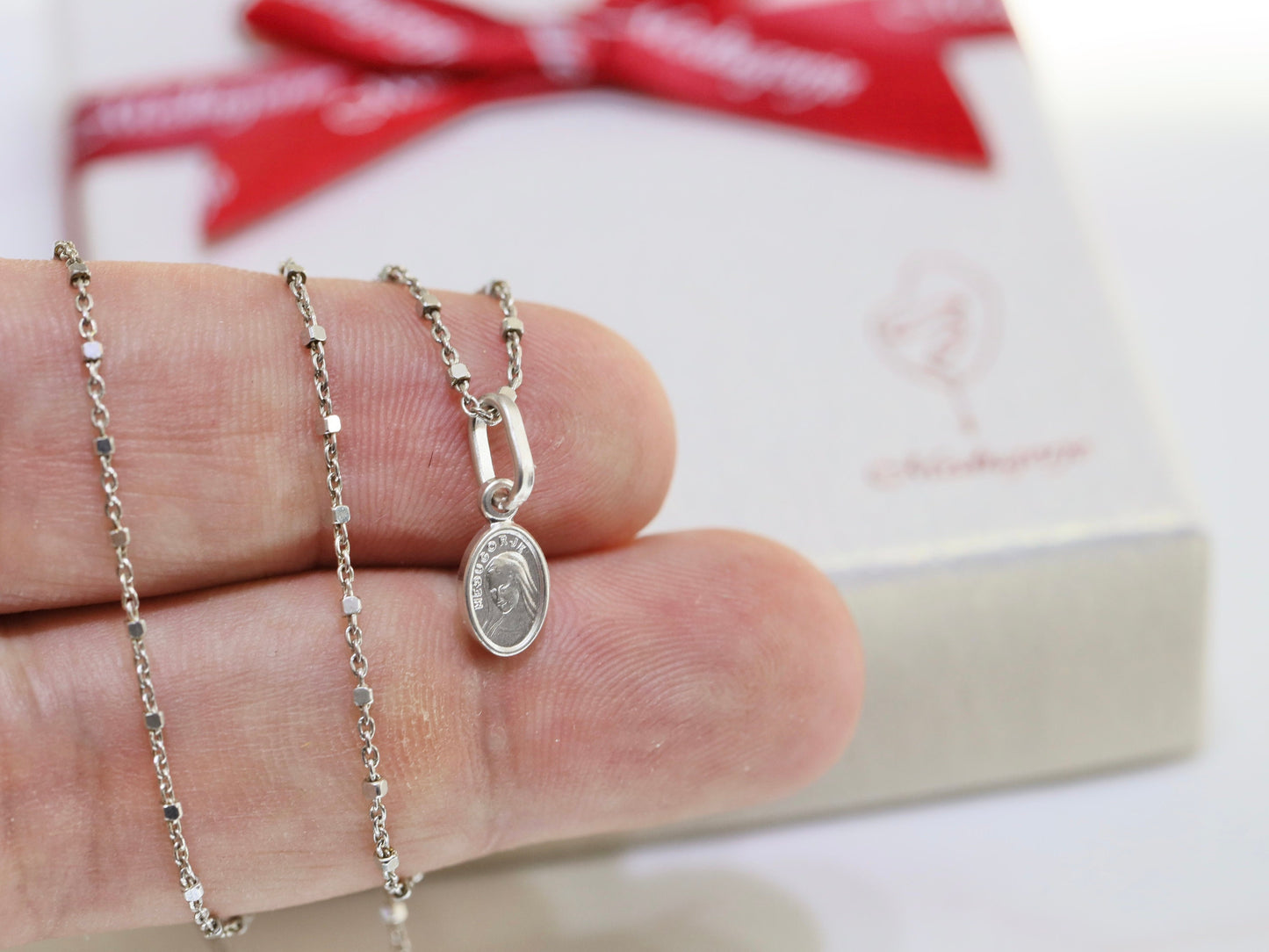 Miniatur-Medaille der Jungfrau Maria, Medjugorje-Medaille, Medaille der Königin des Friedens, Halskettenanhänger Unserer Lieben Frau aus Sterlingsilber 925, Anhänger für junge Mädchen