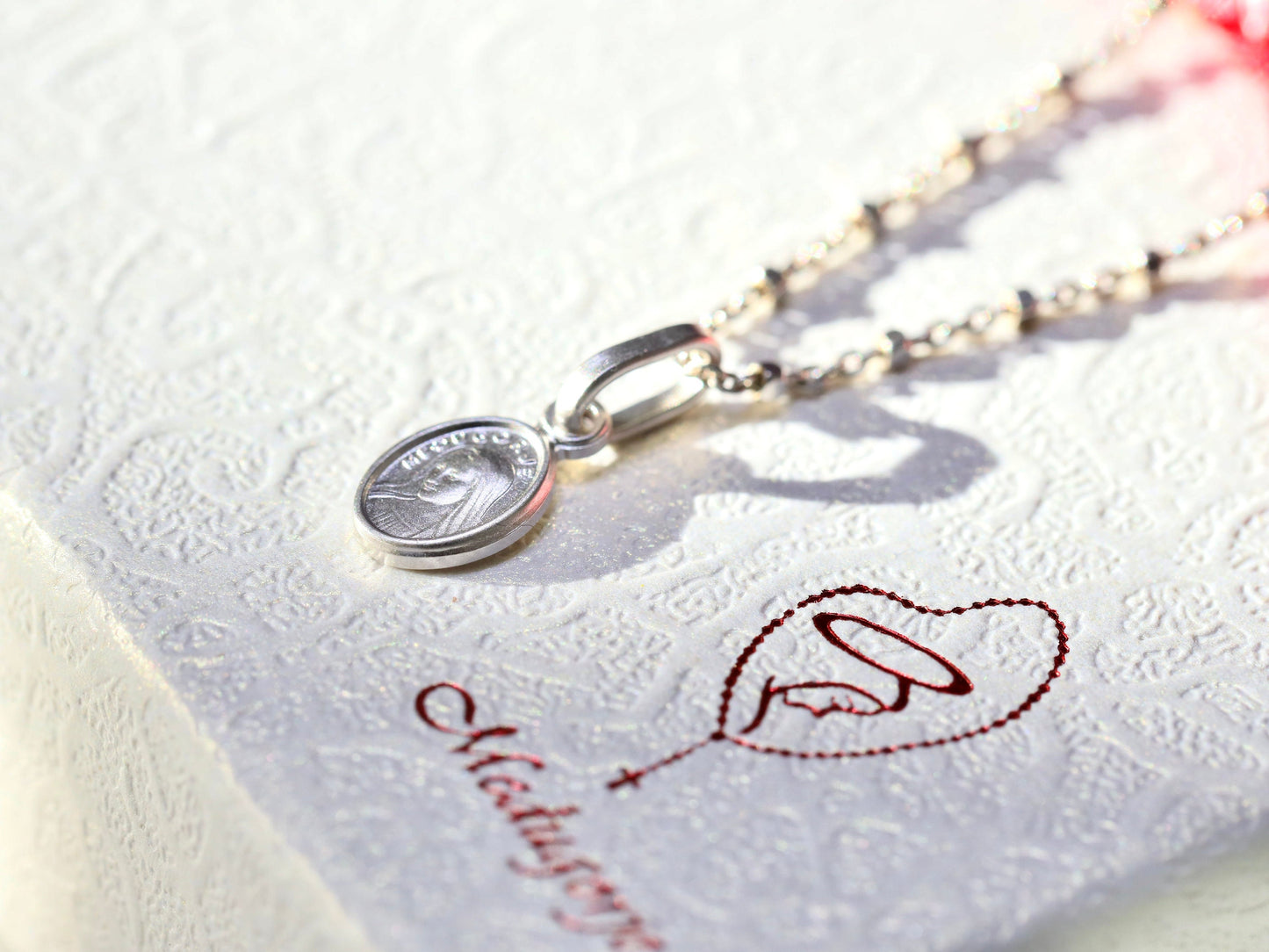 Miniatur-Medaille der Jungfrau Maria, Medjugorje-Medaille, Medaille der Königin des Friedens, Halskettenanhänger Unserer Lieben Frau aus Sterlingsilber 925, Anhänger für junge Mädchen