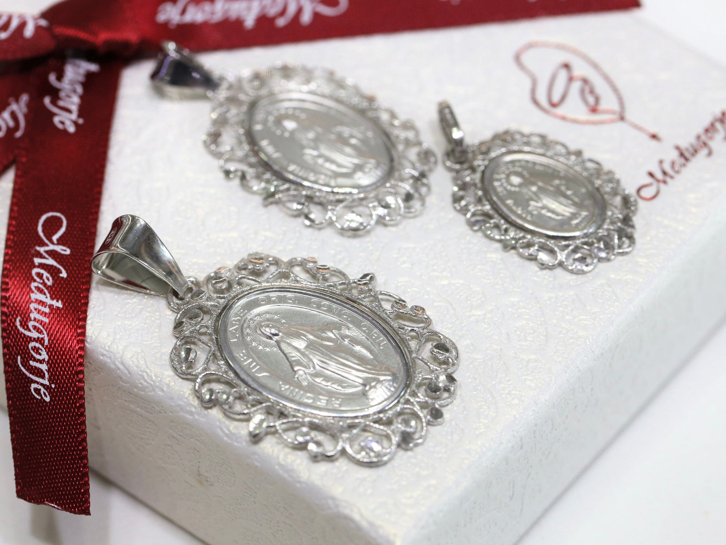 Medalla Milagrosa de Nuestra Señora de Gracia | Medalla Milagrosa de filigrana de plata de ley con talla de diamante / Medalla de plata preciosa de Nuestra Señora de Gracia