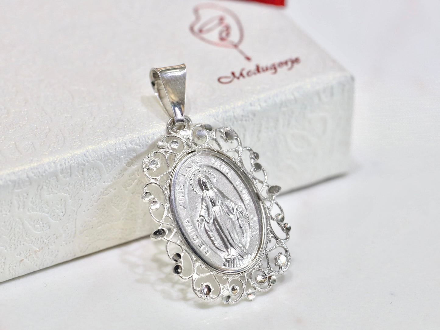 Medalla Milagrosa de Nuestra Señora de Gracia | Medalla Milagrosa de filigrana de plata de ley con talla de diamante / Medalla de plata preciosa de Nuestra Señora de Gracia