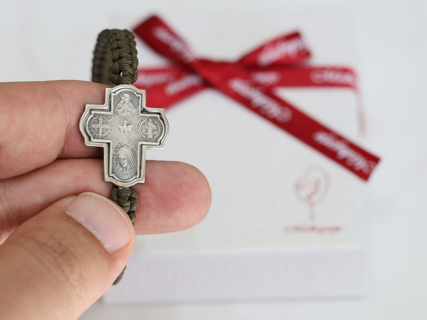 Pulsera cruzada de cuatro vías, plata de ley, cruz de cuatro vías, San Benito, Espíritu Santo, Reina de la Paz, Sagrado Corazón, pulsera de macramé hecha a mano