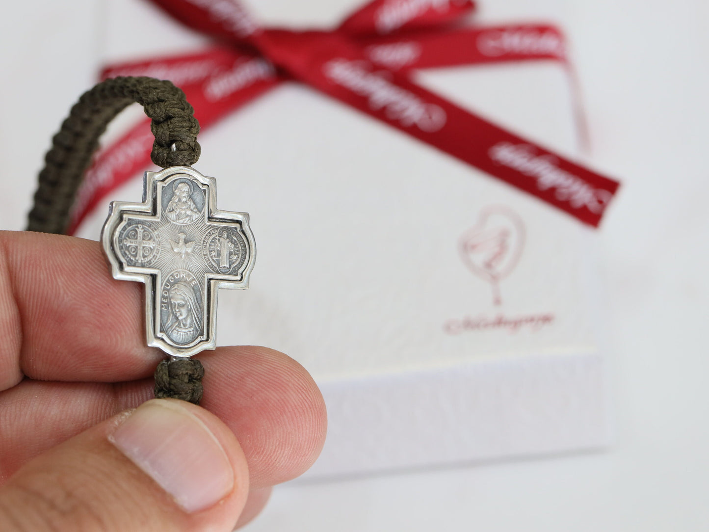 Pulsera cruzada de cuatro vías, plata de ley, cruz de cuatro vías, San Benito, Espíritu Santo, Reina de la Paz, Sagrado Corazón, pulsera de macramé hecha a mano