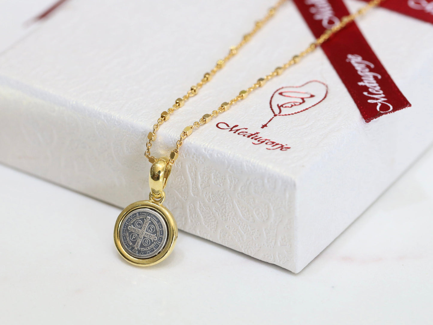 Medalla de San Benito, colgante de San Benito en miniatura, delicado collar de plata de ley 925 chapado en oro, colgante minimalista, colgante para adolescentes