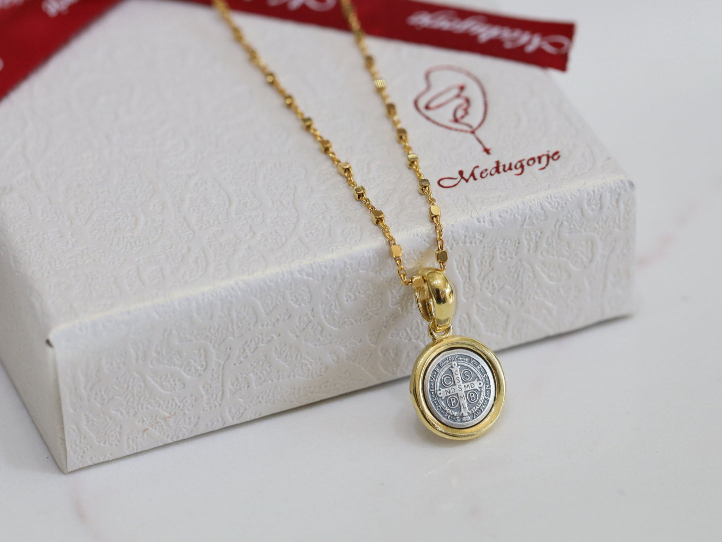 Medalla de San Benito, colgante de San Benito en miniatura, delicado collar de plata de ley 925 chapado en oro, colgante minimalista, colgante para adolescentes