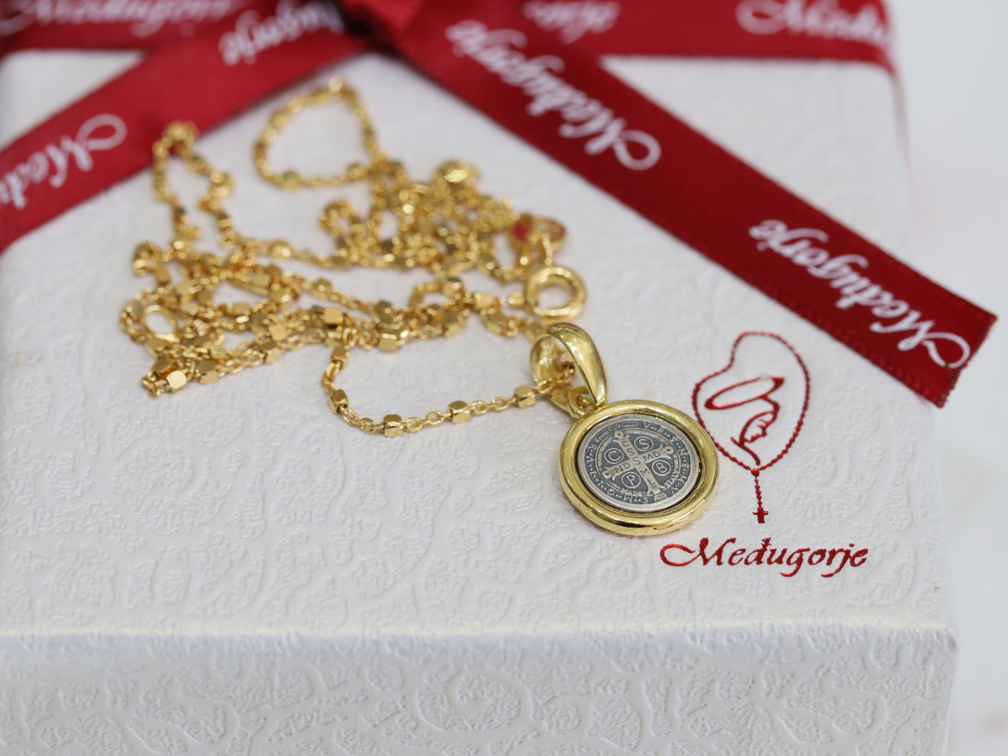 Medalla de San Benito, colgante de San Benito en miniatura, delicado collar de plata de ley 925 chapado en oro, colgante minimalista, colgante para adolescentes