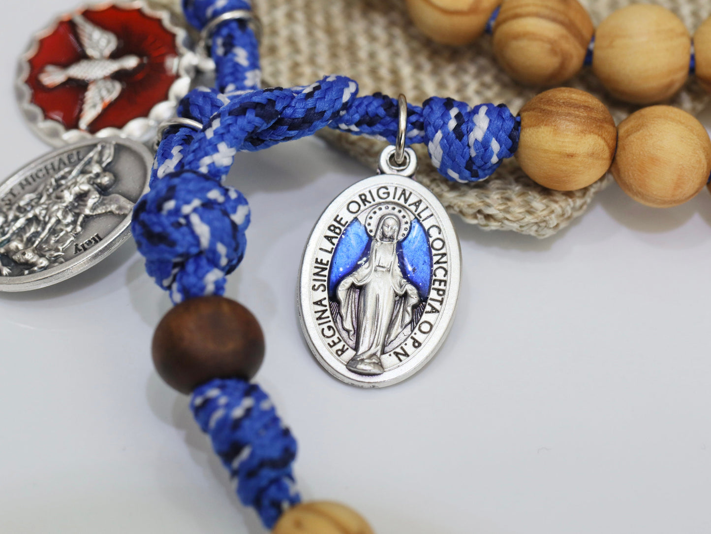 Rosario paracord, rosario de madera, rosario de madera de olivo, rosario guerrero, crucifijo de San Benito, San Miguel Espíritu Santo y rosario medalla milagrosa