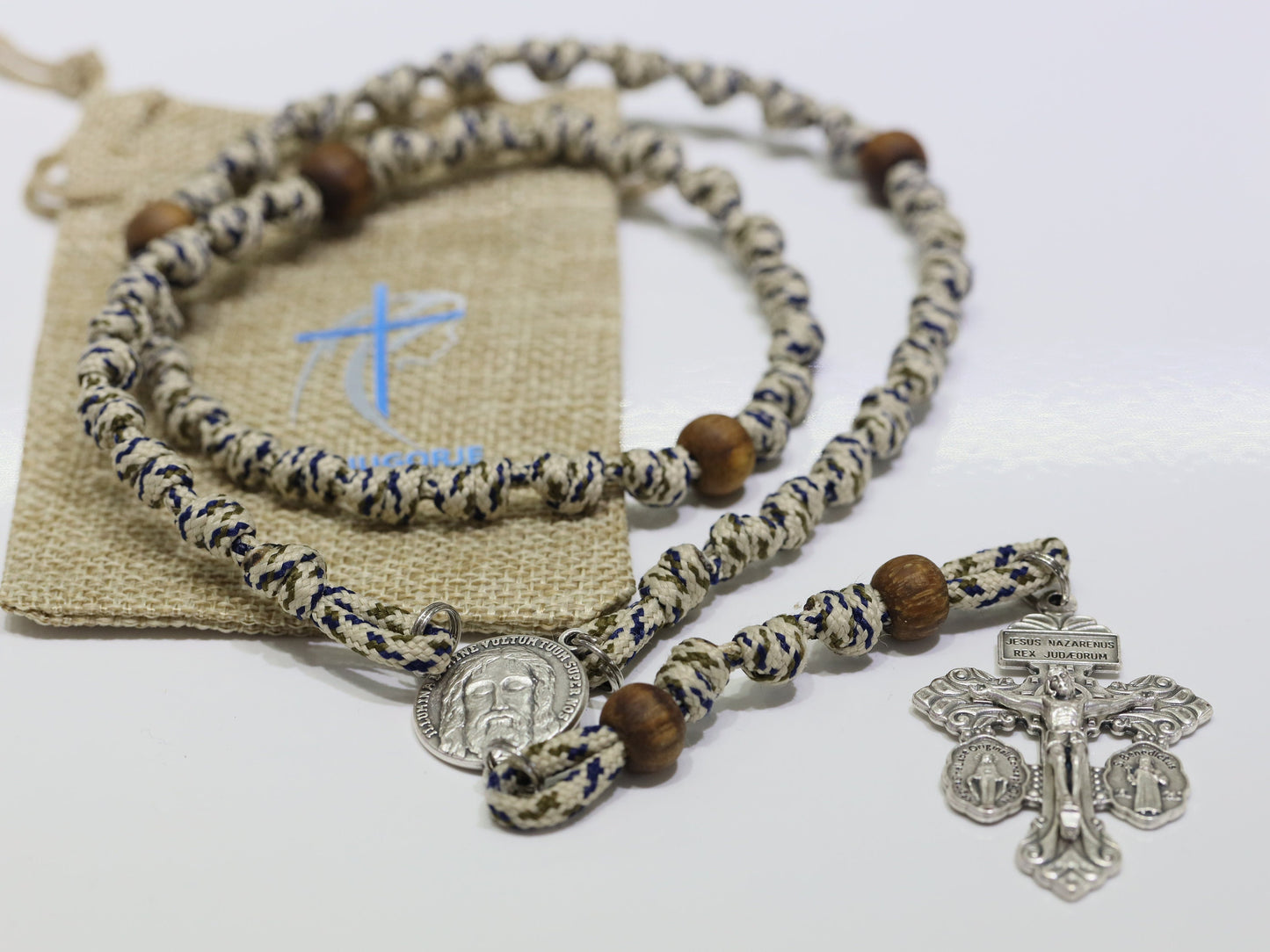 Rosario paracord, rosario guerrero, rosario de la Santa Faz, rosario cruzado del perdón, rosario paracord hecho a mano con pieza central de la cara de Jesús, madera de nogal