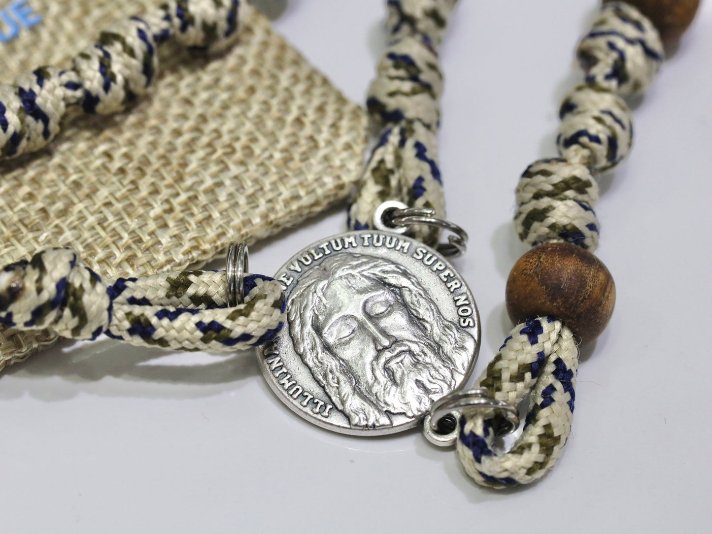 Rosario paracord, rosario guerrero, rosario de la Santa Faz, rosario cruzado del perdón, rosario paracord hecho a mano con pieza central de la cara de Jesús, madera de nogal