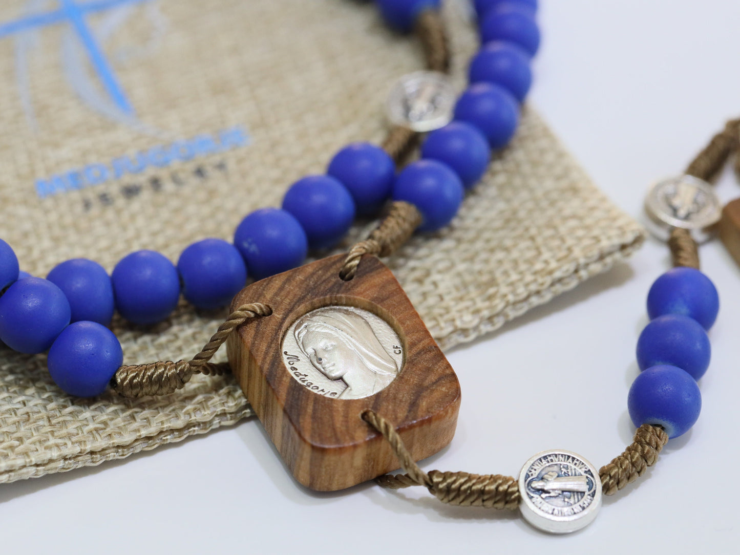 Rosario de madera de Medjugorje, centro de mesa y cruz de vestuario, rosario de cuentas azules pastel de Medjugorje, medalla de madera de olivo y cuentas de rosario cruzado
