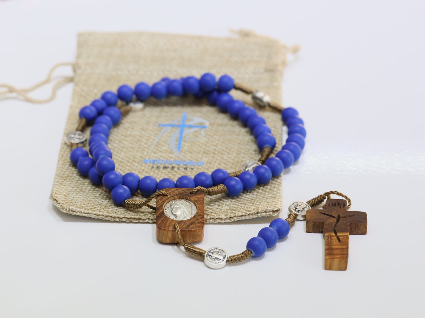 Rosario de madera de Medjugorje, centro de mesa y cruz de vestuario, rosario de cuentas azules pastel de Medjugorje, medalla de madera de olivo y cuentas de rosario cruzado