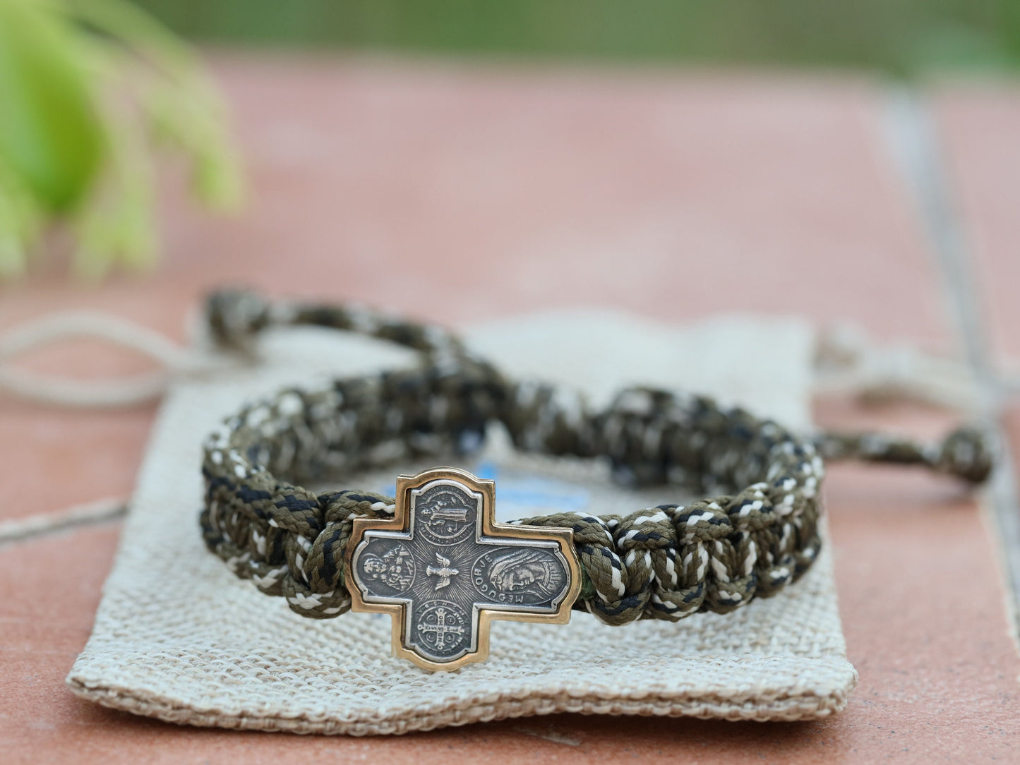 Pulsera cruzada paracord, pulsera cruzada de cuatro vías, pulsera táctica paracord para hombre, pulsera de hombre católico, San Benito, Espíritu Santo, cruz de 4 vías