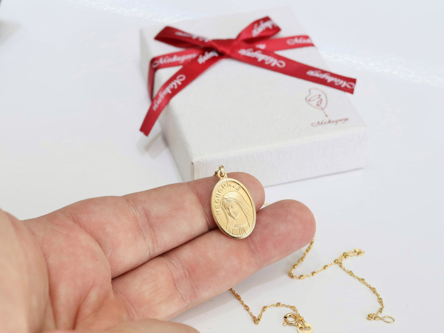 Colgante Reina de la Paz, Virgen María 18k chapado en oro sobre medalla de plata de ley, medalla de Nuestra Señora de tamaño mediano para mujer, colgante Medjugorje