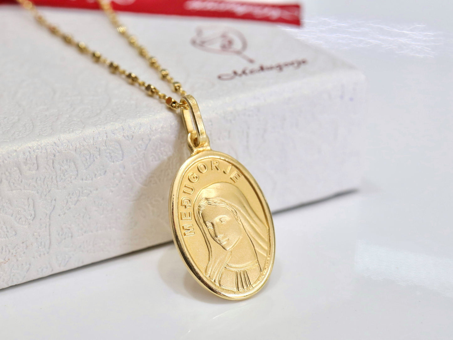 Colgante Reina de la Paz, Virgen María 18k chapado en oro sobre medalla de plata de ley, medalla de Nuestra Señora de tamaño mediano para mujer, colgante Medjugorje