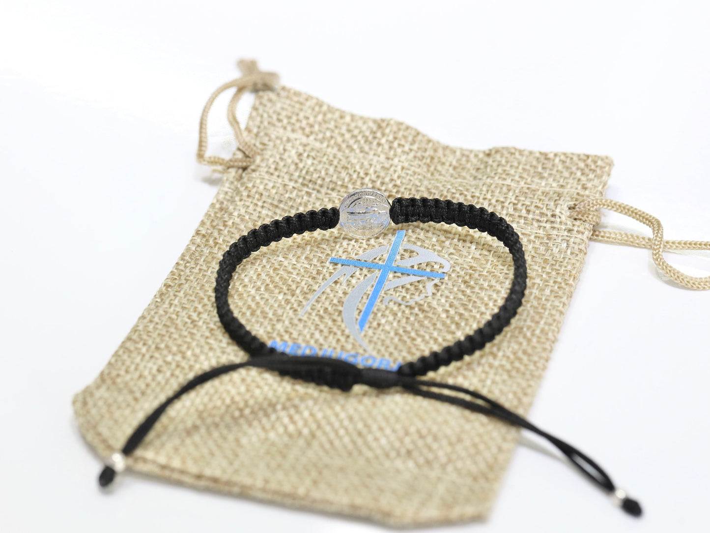 Pulsera medalla en miniatura de San Benito. Pulsera ajustable de macramé hecha a mano de San Benito, pulsera de plata delicada de primera ley de santo católico